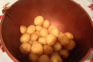 Salata de cartofi noi cu sos de mustar si marar