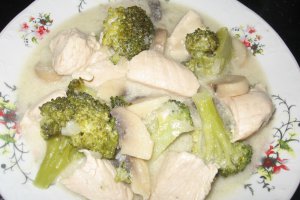 Piept de curcan cu sos de smantana si brocoli