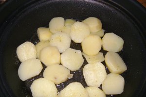Cartofi noi fierti si prajiti cu mujdei de usturoi verde