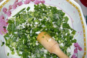 Cartofi noi fierti si prajiti cu mujdei de usturoi verde