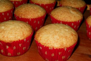 Muffins cu crema de banane si topping de caramel