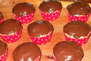 Muffins cu crema de banane si topping de caramel