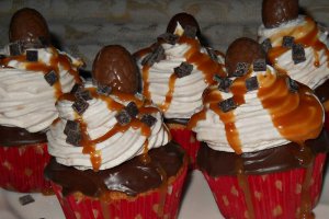 Muffins cu crema de banane si topping de caramel