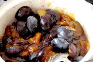 Tarta cu prune caramelizate