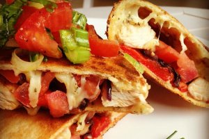Quesadilla cu ardei copt, ceapă caramelizată și curcan