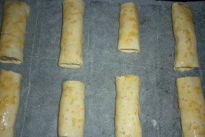 Rulouri din aluat de foietaj cu fasole batuta