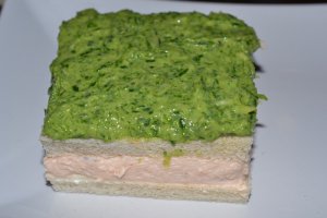 Sandwich cu crema de branza de capra si somon