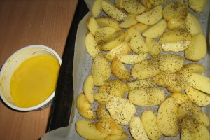 Creier pane cu cartofi noi si salata de varza
