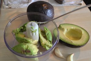Salata de paste cu sos de avocado