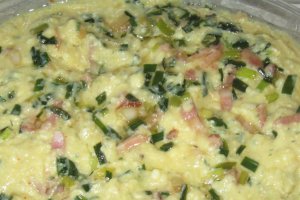 Sufleu de cartofi cu bacon si ceapa verde