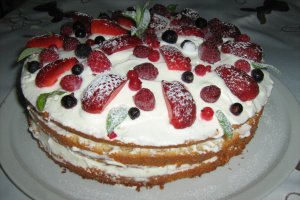 Pandispan cu frisca si fructe dupa Eric Lanlard
