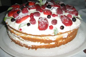 Pandispan cu frisca si fructe dupa Eric Lanlard