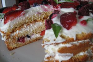 Pandispan cu frisca si fructe dupa Eric Lanlard