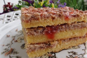 Prajitura cu nuca,dulceata de capsuni si bezea