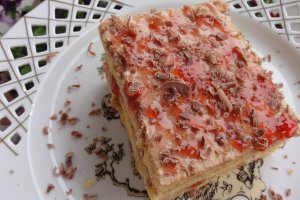 Prajitura cu nuca,dulceata de capsuni si bezea