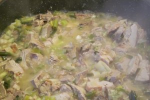 Fasole verde cu trei feluri de carne