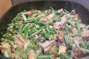 Fasole verde cu trei feluri de carne