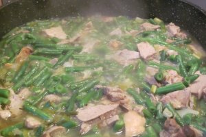 Fasole verde cu trei feluri de carne
