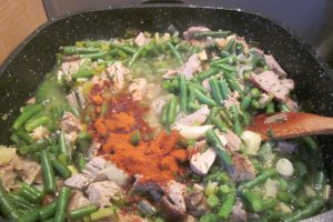 Fasole verde cu trei feluri de carne