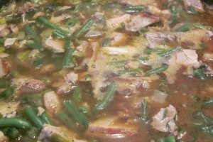 Fasole verde cu trei feluri de carne