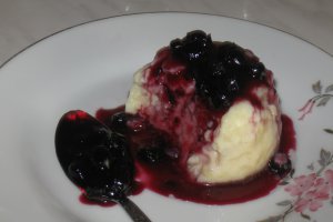 Budinca de vanilie cu dulceata de afine