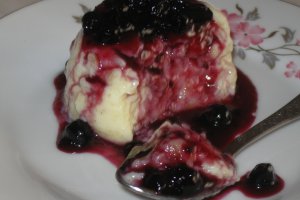 Budinca de vanilie cu dulceata de afine