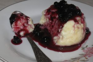 Budinca de vanilie cu dulceata de afine