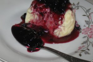 Budinca de vanilie cu dulceata de afine