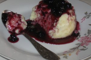 Budinca de vanilie cu dulceata de afine