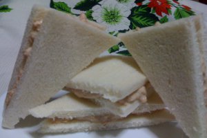 Sandwich cu ton si maioneza