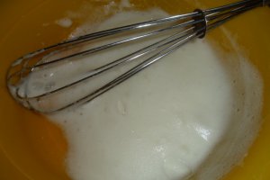 Rulada cu gem de visine si crema de vanilie