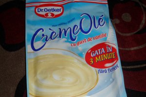 Rulada cu gem de visine si crema de vanilie