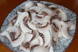 Carnati cu ciuperci si cascaval, la cuptor