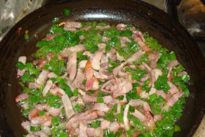 Omleta cu bacon,marar,frunze de ceapa verde si cascaval