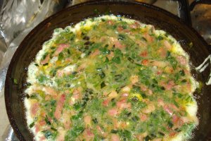 Omleta cu bacon,marar,frunze de ceapa verde si cascaval
