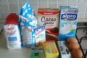 Tort fenomenal de moale cu ciocolata si crema cu fructe