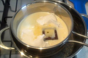 Tort fenomenal de moale cu ciocolata si crema cu fructe