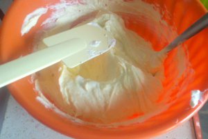 Tort fenomenal de moale cu ciocolata si crema cu fructe