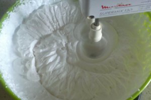 Tort fenomenal de moale cu ciocolata si crema cu fructe