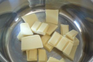 Tort fenomenal de moale cu ciocolata si crema cu fructe