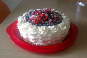 Tort fenomenal de moale cu ciocolata si crema cu fructe
