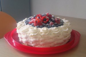 Tort fenomenal de moale cu ciocolata si crema cu fructe