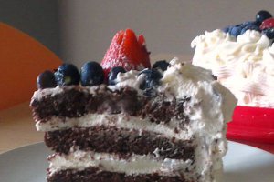 Tort fenomenal de moale cu ciocolata si crema cu fructe