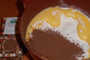 Desert tort cu ciocolata, mascarpone si capsuni