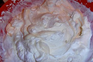 Desert tort cu ciocolata, mascarpone si capsuni