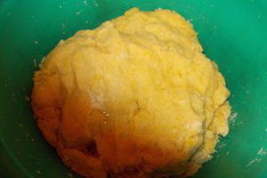 Prajitura frecata cu branza dulce si stafide (turta frecata in grai banatean)