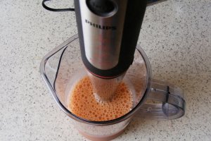 Smoothie de banane, caise si coacaze rosii