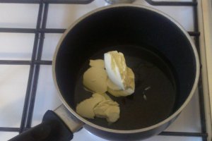 Profiterol cu Crema de vanilie si Topping de ciocolata