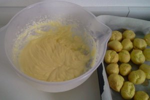 Profiterol cu Crema de vanilie si Topping de ciocolata