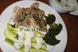 Pui cu dovlecei, broccoli si sos beschamel